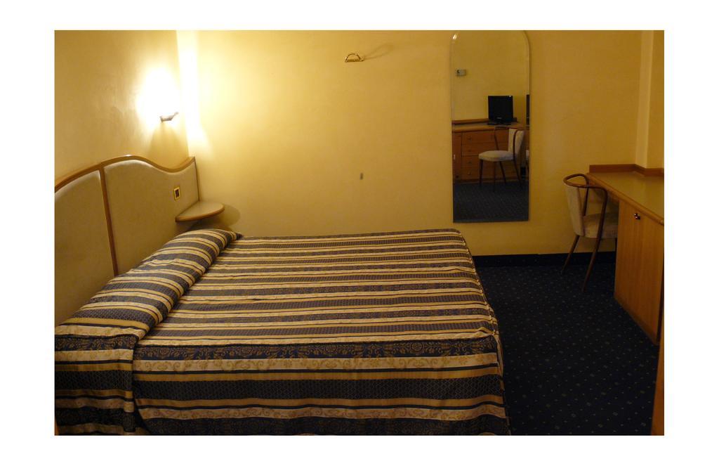 Albergo Milano Boario Terme Camera foto