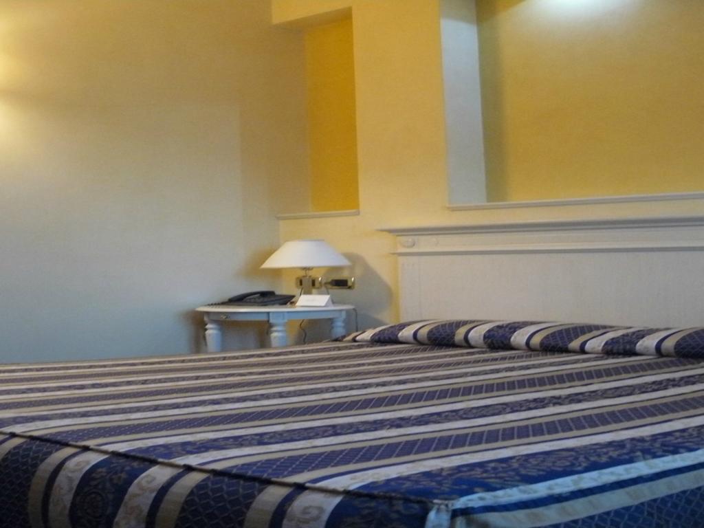 Albergo Milano Boario Terme Camera foto